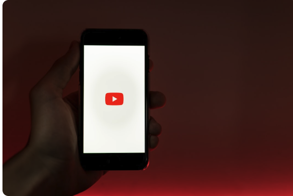 YouTubeを表示するスマートフォン