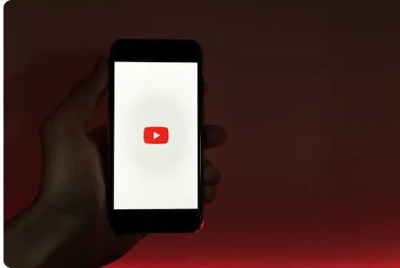 YouTubeを表示するスマートフォン